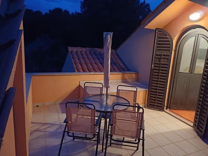 Apartmani Delas 2 Pjescana Uvala Kültér fotó